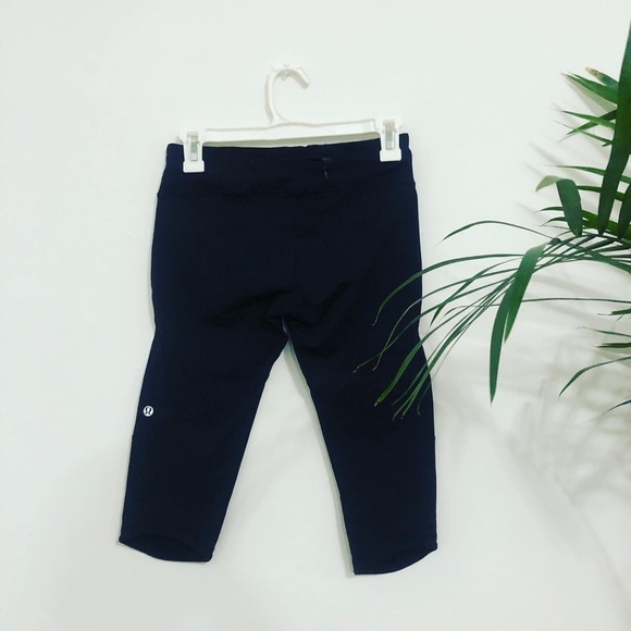 Women’s Lululemon Black Mesh Knee Cropped Leggings - Picture 6 of 6